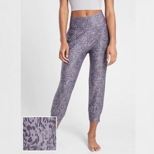 New NWOT Women’s Athleta Salutation Printed Crop Joggers in Tempest Violet (SP)